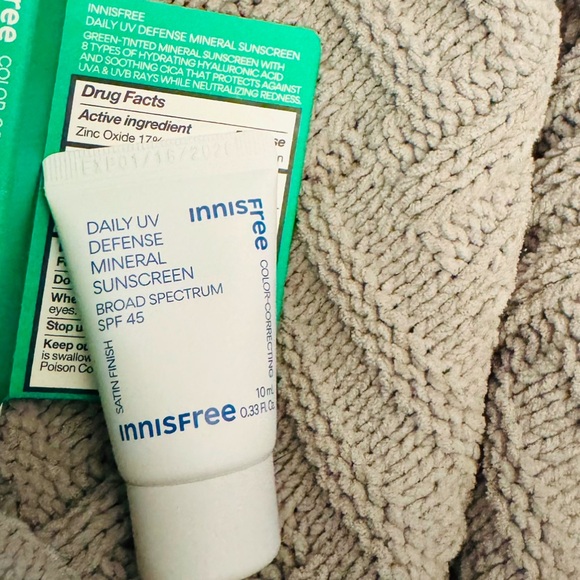 INNISFREE DAILY UV DEFENSE MINERAL SUNSCREEN BROAD SPECTRUM SPF 45 - Picture 4 of 7